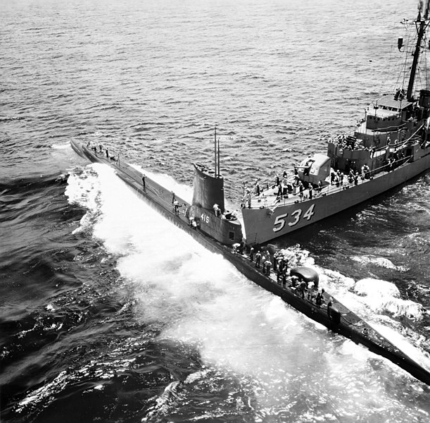 Файл:СтолкновениеUSS Stickleback (SS-415) and USS Silverstein (DE-534).jpg