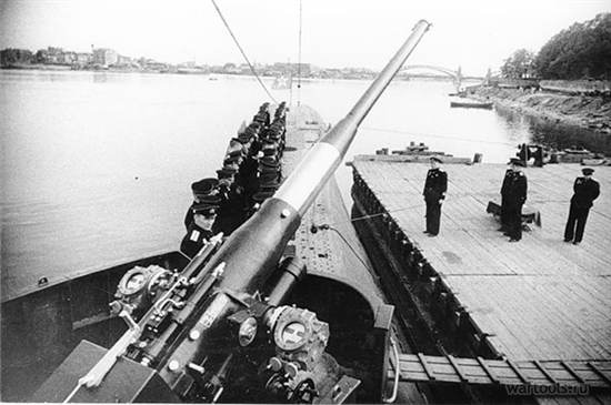 Файл:0-124 100-mm-korabelnaya-pushka.jpg