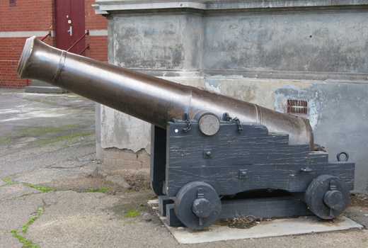Файл:32 Pounder 42 cwt Muzzle Loading Smooth Bore Gun.jpg
