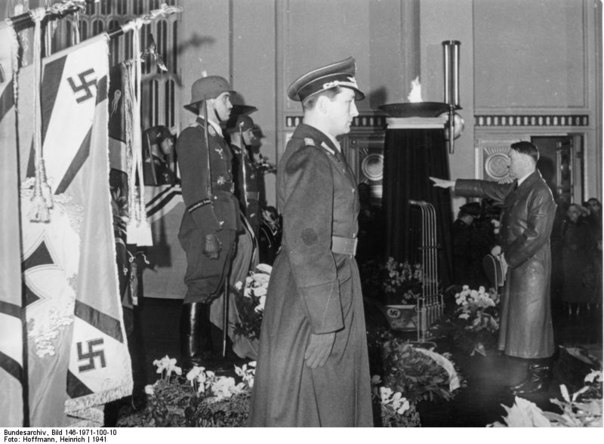 Файл:Adolf von Trotha mit Hitler.jpg