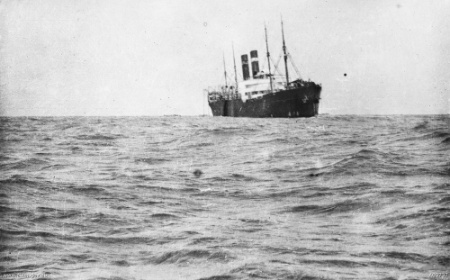 Файл:HMT Southland after torpedo hit September 1915.jpg