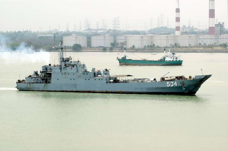 Файл:KRI Teluk Berau.jpg