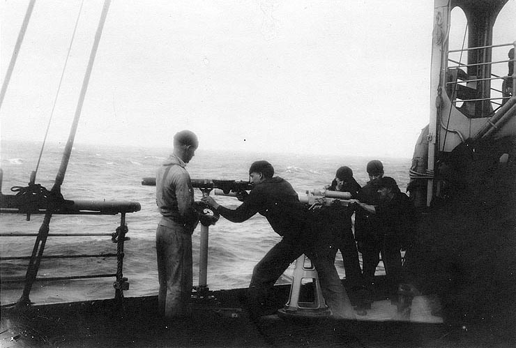 Файл:Shooting at floating mine, 23 March 1919.jpg
