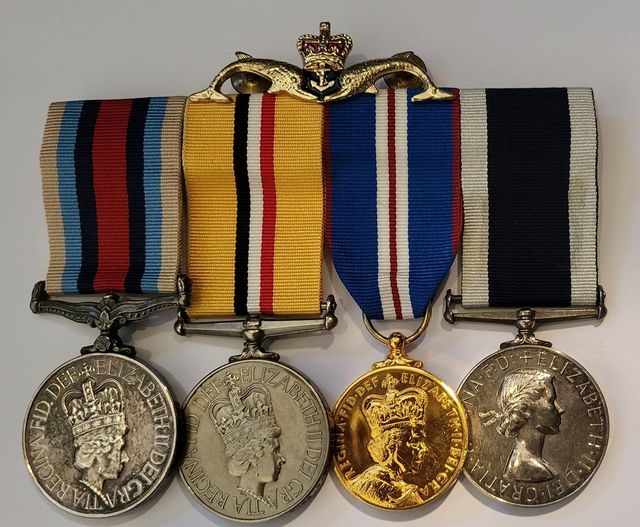 Файл:Submariner collection on HMS TRAFALGAR for the OSM Afghanistan.jpg