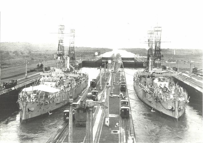 Файл:USS Alabama BB-8 and USS Illiniis BB-7 Panama Canal.jpg