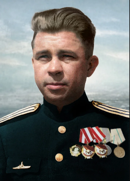 Файл:Александр Иванович Маринеско в цвете.png