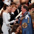 Анджелина Джоли приветствует лорда Джорджа Робертсона на мероприятие посвященном 200-летию Самого Выдающегося ордена Святого Михаила и Святого Георгия в Соборе Святого Павла 28 июня 2018 года в Лондоне.