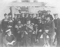 на палубе «Аскольда» летом 1902 года. В центре сидит вице-адмирал К.П. Никонов, слева от него - капитан 1 ранга Н.К. Рейценштейн. В третьем ряду слева - заведующий опытовым бассейном, будущий академик А.Н. Крылов.