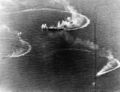 Авианосец IJN Zuikaku под ударом американской авиации в сражении у Марианских островов. 20 июня 1944 года