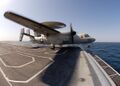 Взлет E-2C с палубы