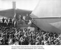 Внучка морского министра разбивает бутылку шампанского о борт USS Maine