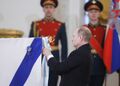 Прикрепление ордена Ушакова Президентом РФ В.В. Путиным на флаг ТАКР «Адмирал флота Советского Союза Кузнецов». 23 февраля 2018 года