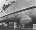 USS DD-868 Brownson (1945), оснащенный гидролокатором SQQ-23 (на переднем плане)
