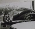 Фотография из "дээмбовского" альбома служившего на К-149 в 1980-1983 годах. Моряки фотографируются на фоне открытых ракетных шахт. Западная Лица.