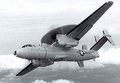 В небе палубный самолет ДЛРО Е-2 Hawkeye ВМС США