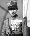 Неизвестный итальянский офицер с медалями в том числе и с Памятной медалью итало-австрийской войны 1915-1918 годов с планками, данная медаль у него вторая в третьем ряду