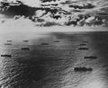 Конвой, 1942 г. На заднем плане виден боевой корабль охранения.