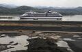 Круизный лайнер Celebrity Infinity проходит вблизи строящегося канала, Панама-Сити, 20 апреля 2012 года.