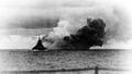 Линкор Bismarck ведёт огонь по крейсеру Hood.