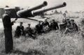 Матросы на фоне одной из башен ББ-35.