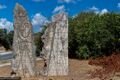 Мемориал «Разорванная жизнь» на въезде в Канданос.