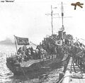 Сторожевой корабль «Метель» принимает на борт десантников, август 1945 г.
