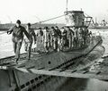 Моряки сходят на берег с подводной лодки U-48, Германия, Киль 1940 год