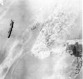 Недостроенный эсминец IJN Tochi (в левом верхнем углу фото). Фото сделано с американского самолёта во время атаки Майдзуру 30 июля 1945 года.