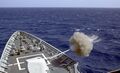 Yorktown ведёт стрельбу по мишеням из 127 мм орудия во время учений.