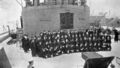 Офицеры линейного крейсера «Нью Зиленд» (тип «Индефадигебл» ) фотографируются с королем Великобритании Георгом V и Первым Лордом Адмиралтейства Уинстоном Черчиллем на фоне с доской боевых почестей корабля. 4 февраля 1913 года.