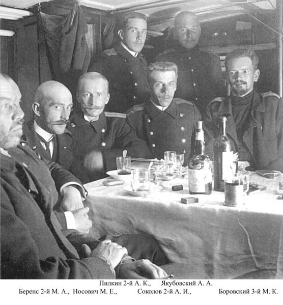 Файл:Офицеры миноносцев Стройный и Смелый.jpg