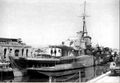 Поврежденный во время второго боя в заливе Сирт эсминец HMS Kingston в доке.