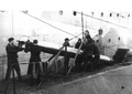 Погрузка торпеды в отсек подводной лодки.