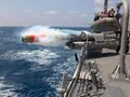Пуск торпеды Mark 46 с борта эсминца USS Mustin