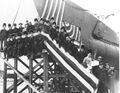 Сварщики компании Manitowoc Shipbuilding Co. позируют перед подводной лодкой USS Rasher (SS-269) во время церемонии ее спуска на воду, 20.121942