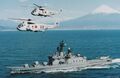 Эсминец JS Shirane в сопровождении SH-60J Sea Hawk