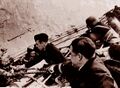 Экипаж крейсера Admiral Hipper помогает подняться на борт спасшимся с HMS Glowworm