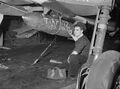 Матрос пишет сообщение на бомбе для Tirpitz