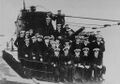 Фотография экипажа HNLMS Dolfijn после торпедирования Malachite. В середине капитан Остром Зёде, справа от него лейтенант тер зее 2-го класса У.К. М. Де Джонге из Эллемита