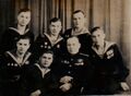 Группа членов экипажа «Л-3». Стоят (слева направо): старший торпедист старший краснофлотец В.Д. Шумский, Х, Х; сидят: гвардии старшина 2 статьи И.А. Синицын, Х, гвардии мичман К.Е. Настюхин и гвардии старшина 2 статьи М.Я. Буренков. Лето 1945 г.