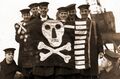 Экипаж и «Веселый Роджер» подводной лодки HMS Thrasher