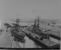 USS Delaware (BB-28) (слева) и USS North Dakota (BB-29) (справа) в камерах шлюза в Гатуне, 14 июня 1922 г.