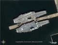Saratoga (вверху) Forrestal (снизу)в Ньюпорте, Род-Айленд, где-то в 2002-2005 гг. Изображение предоставлено Google Планета Земля .