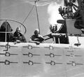 Командир корабля кэптен Аурелиус Б. Восселлер (слева) на мостике USS Bogue (CVE-9). Хорошо виден список побед корабля.