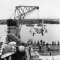 Выгрузка самолетов A-1G Skyraider во время Войны во Вьетнаме в Сайгоне с палубы USNS Core (T-AKV 41)