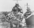 Уничтоженная башня на USS Selfridge (DD-357) после боя с японским конвоем у острова Велья-Лавелья