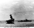 USS Balch (DD-363) рядом с USS Yorktown (CV-5) во время сражение у атолла Мидуэй
