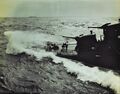 USS McCall (DD-400) преодолевает волны, 16 июня 1944