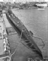 USS Seawolf на военно-морской верфи Мэр-Айленд, Калифорния, 3 марта 1943 года, после капитального ремонта. Обратите внимание на защиту гребного винта и недавно построенные LST на заднем плане.