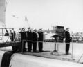 Лейтенант-командер Роберт Х. Гулмон принимает на себя командование Stickleback (SS-415) при ее повторном вводе в эксплуатацию на острове Мэр 26 июня 1953 года после ее преобразования Guppy IIA.